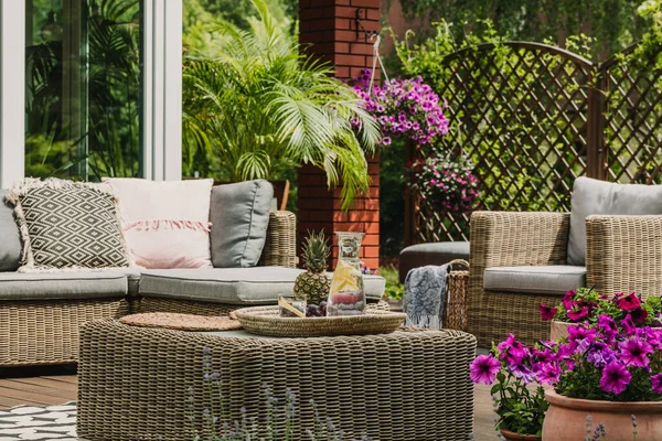 Bebidas Mesa Centro Mimbre Lindo Patio Con Cómodo Sofá — Foto de Stock