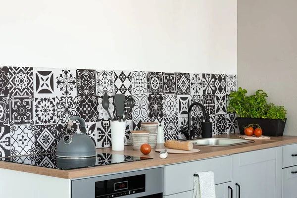 Trendy White Kitchen Interior Elegant Wooden Cupboards Kitchen Accessories — Stock Photo, Image