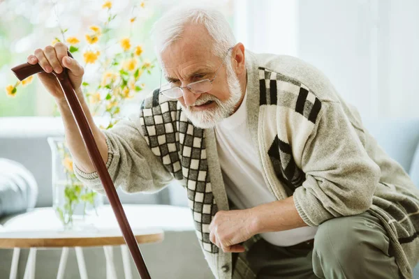 Senior Man Probeert Staan Met Riet — Stockfoto