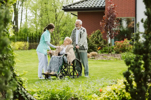 Taking Care Elderly — Stock Photo, Image