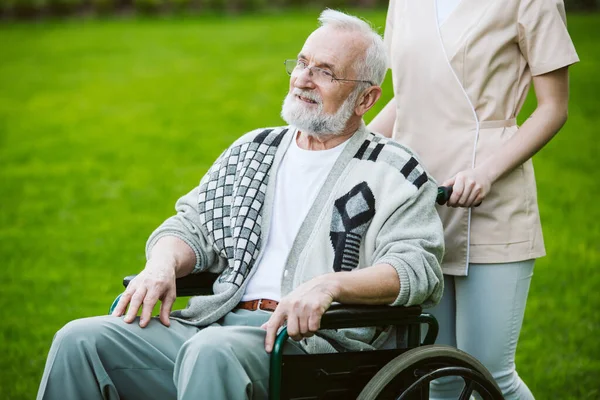 Homme Âgé Fauteuil Roulant Dans Jardin Maison Retraite Professionnelle — Photo