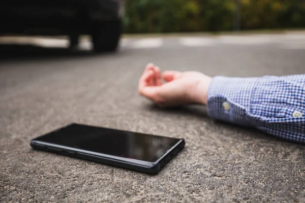 Fußgängerin Mit Handy Auf Der Straße Angefahren lizenzfreie Stockbilder