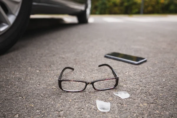 Σπασμένα Γυαλιά Και Ένα Τηλέφωνο Όπως Παραμένει Μετά Ατύχημα Royalty Free Φωτογραφίες Αρχείου