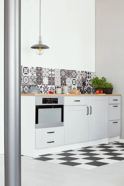 Trendiges Weißes Kücheninterieur Mit Eleganten Holzschränken Und Küchenaccessoires lizenzfreie Stockbilder