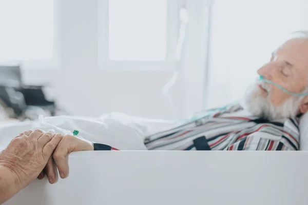 Nahaufnahme Einer Frau Die Ihren Mann Unterstützt Der Krankenhaus Stirbt Stockbild