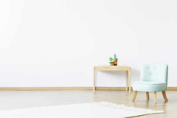 Petite Table En Bois Avec Cactus Decoratifs Tapis Blanc Et Chaise A La Menthe Pour Bebe A L Interieur Lumineux De La Chambre D Enfant Placez Votre Produit Ici Tableau Bois De Construction Petite Table En Bois Avec Cactus Decoratifs Tapis Blanc Et Chaise A La Menthe Pour Bebe A L Interieur Lumineux De La Chambre D Enfant Placez Votre Produit Ici Tableau Bois De Construction