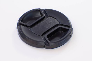 Beyaz arkaplanda siyah lens kapağı