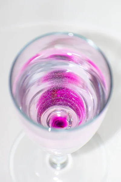 Verre Transparent Avec Cocktail Rose — Photo