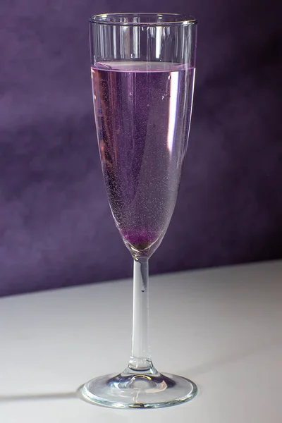 Pembe içkili bir bardak.