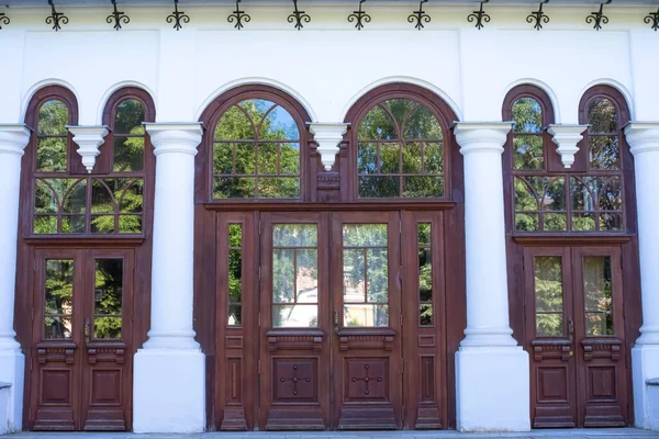 Rus Ortodoks Kilisesi 'nin büyük ahşap kapıları