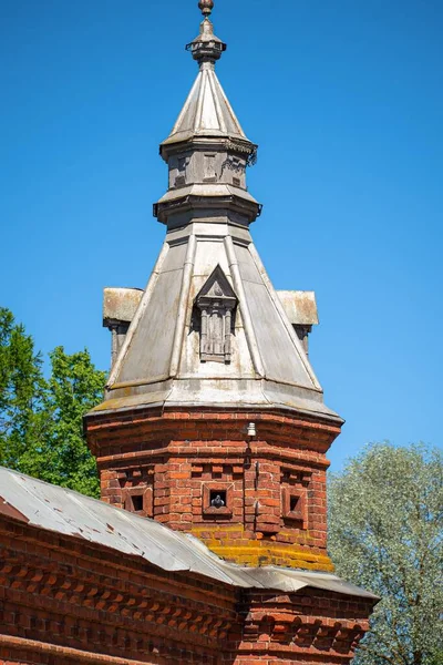 Güvercinlerin yaşadığı eski kilisenin kulesi.