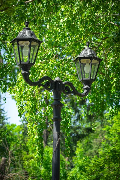Kara metalden yapılmış dövülmüş fener.