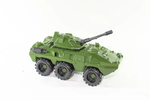 Zırhlı aracın oyuncak modeli beyaz bir arka planda yana çevrilir.