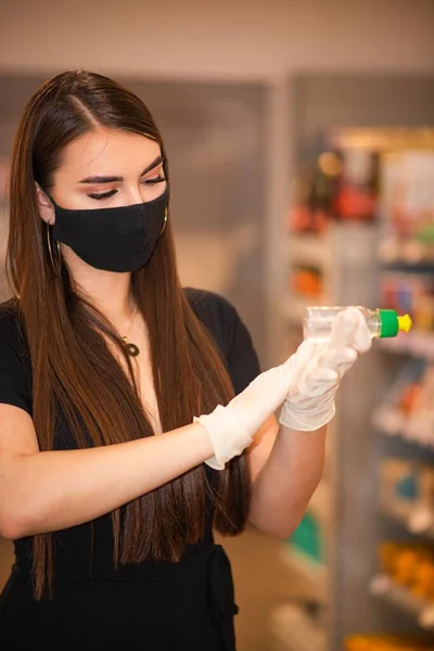 Rus kız COVID-19 salgını nedeniyle karantinaya alındıktan sonra maske ve eldiven takarak bir mağazaya alışverişe gitmiş.