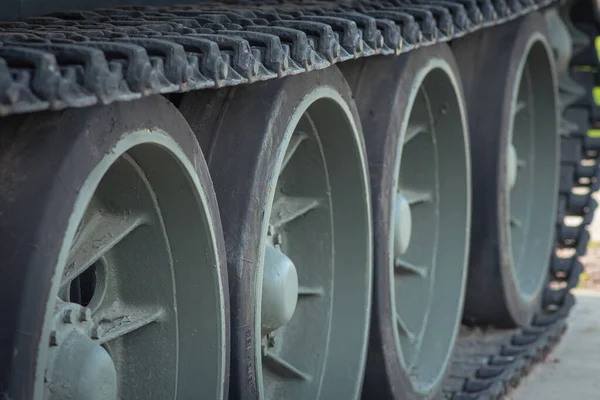 Alay 'ın oğlunun fotoğrafı. 9 Mayıs' taki Rus bayramı onuruna Sovyetler Birliği 'nin askeri üniforması içinde duran çocuk.