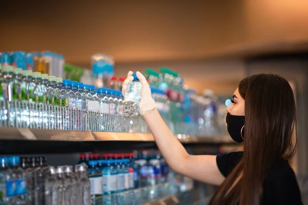 Rus kız COVID-19 salgını nedeniyle karantinaya alındıktan sonra maske ve eldiven takarak bir mağazaya alışverişe gitmiş.