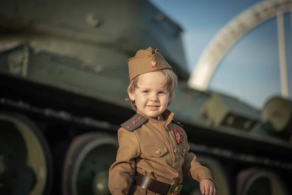 ロシアの休日を記念してソ連の軍の制服を着た少年が5月9日に立つ連隊の息子の写真 ロイヤリティフリーのストック写真