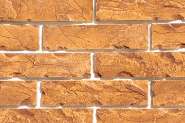 Turuncu kahverengi renkli bir evin ön cephesini tamamlamak için dekoratif tuğlaların dokusu
