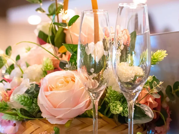 Декорований Обідній Стіл Келихами Шампанського Букет Штучних Квітів — стокове фото