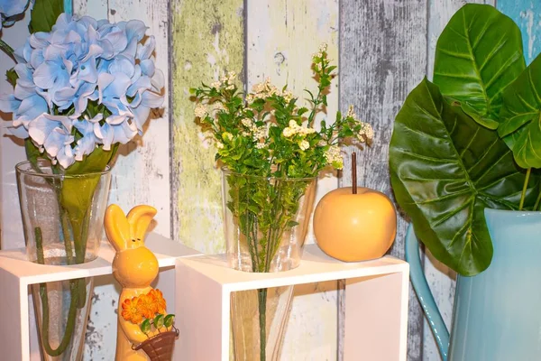 Beyaz porselen bir cüce ve bir vazo çiçekle dekoratif dekorasyon.