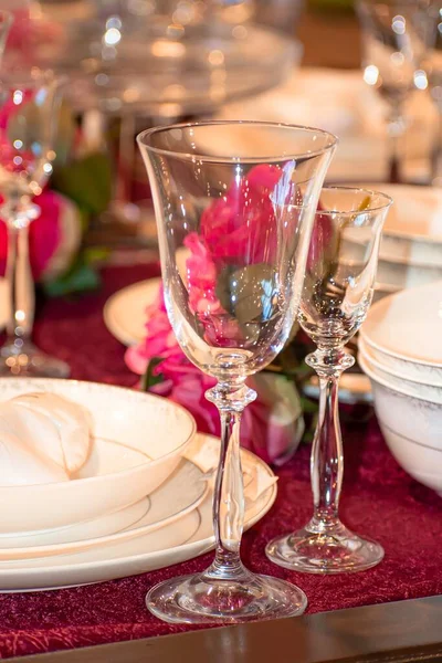 Gedecoreerde Eettafel Met Champagneglazen Een Boeket Kunstbloemen — Stockfoto