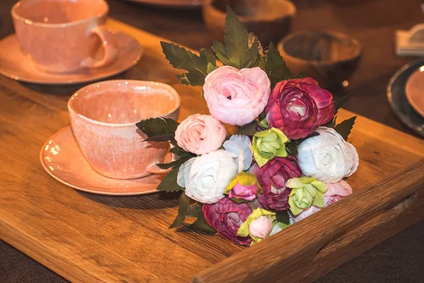 Декорований Обідній Стіл Чашками Чаю Букет Штучних Квітів — стокове фото