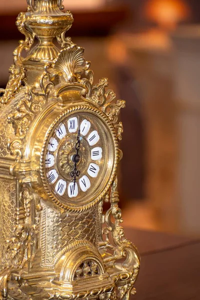 Altın rengi sahte metalden yapılmış Retro masa saati