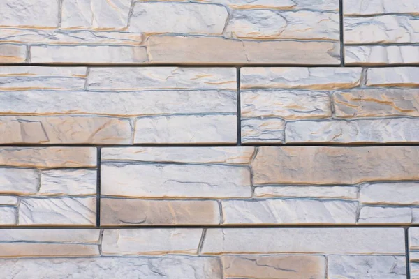 Beyaz renkli bir evin ön cephesini tamamlamak için dekoratif tuğlaların dokusu