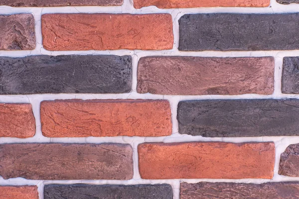 Koyu kahverengi tonlu bir evin ön cephesini tamamlamak için dekoratif tuğlaların dokusu