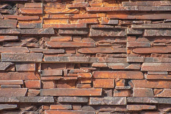 Kahverengi renkli bir evin ön cephesini tamamlamak için dekoratif taşın dokusu