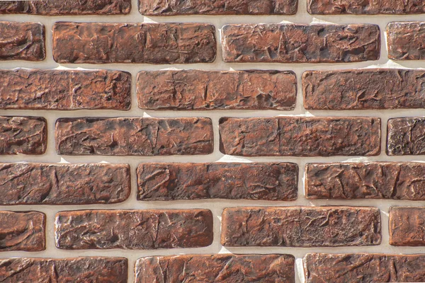 Koyu kahverengi tonlu bir evin ön cephesini tamamlamak için dekoratif tuğlaların dokusu