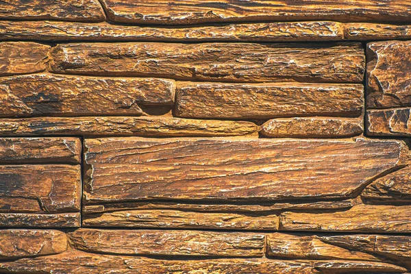 Bronz tonlu bir evin ön cephesini tamamlamak için dekoratif taşın dokusu