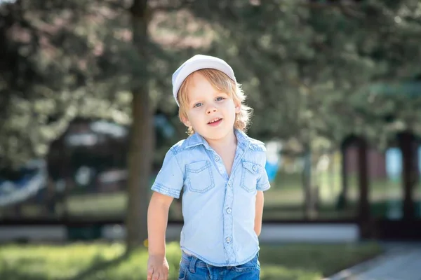 Boy White Cap Runs Park Smiles — Stock Photo, Image