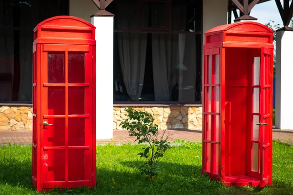 Park 'a ahşap kırmızı telefon kulübeleri kuruldu.