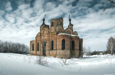  Terkedilmiş kilise, beyaz bulut, beyaz kapak