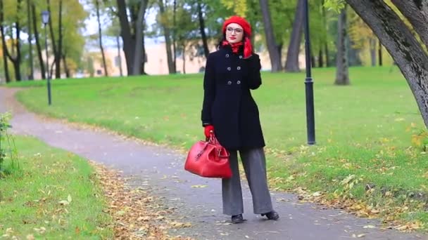 Kvinna som går med röd påse — Stockvideo