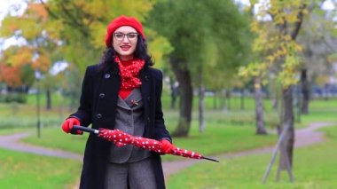 Sonbahar Park'ta kırmızı şemsiye ile dans kadın