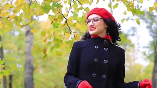 Mujer bailando y cantando en el parque de otoño. día del profesor — Vídeos de Stock