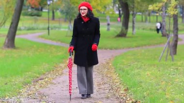 Sonbahar Park'ta kırmızı şemsiye ile dans kadın