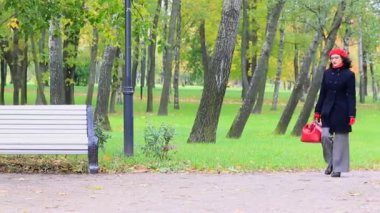 kadın banka gidiyor ve bir şey arıyor.