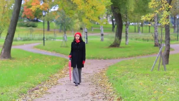 Žena s červeným deštníkem hledala něco. — Stock video