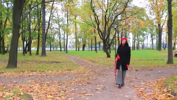 Femme avec parapluie rouge à la recherche de quelque chose . — Video