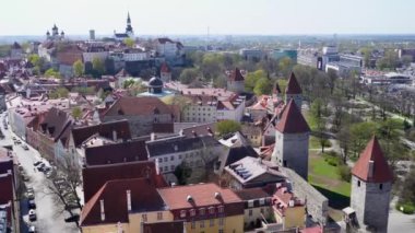 Eski şehir, katedral ve turuncu çatılar ile çevrili dar sokaklar üzerinde Amazing hava Tallinn görünümü.