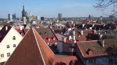Eski şehir, katedral ve turuncu çatılar ile çevrili dar sokaklar üzerinde Amazing hava Tallinn görünümü.