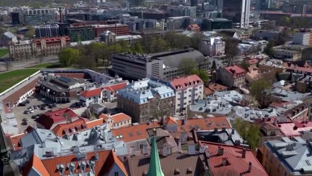 Amazing aerial Tallinn view over the old town, cathedral and narrow streets surrounded by orange roofs. — Stock Video