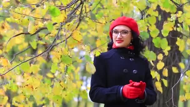 Mujer bailando y cantando en el parque de otoño. día del profesor — Vídeos de Stock