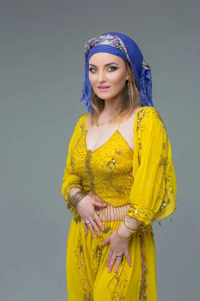 Vacker kvinna arabisk turkisk orientalisk i karneval gul kostym — Stockfoto