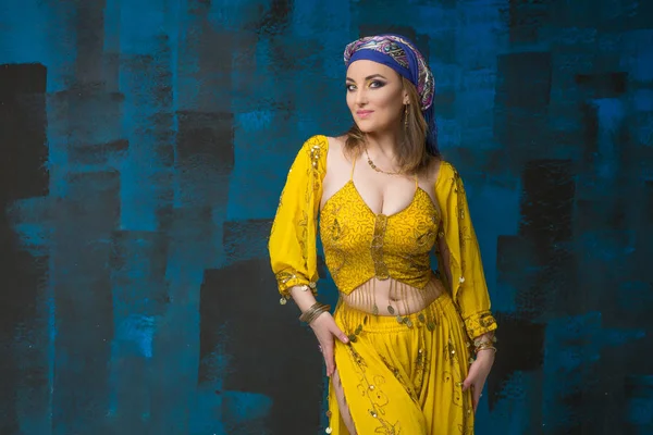 Vacker kvinna arabisk turkisk orientalisk i karneval gul kostym — Stockfoto