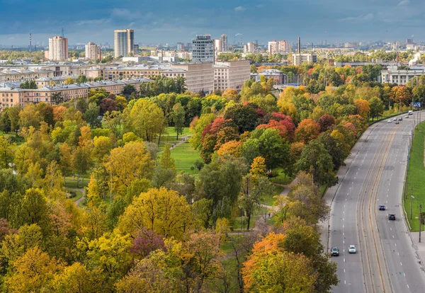 Вид на Санкт-Петербург и Неву в осенний сезон, днем . — стоковое фото