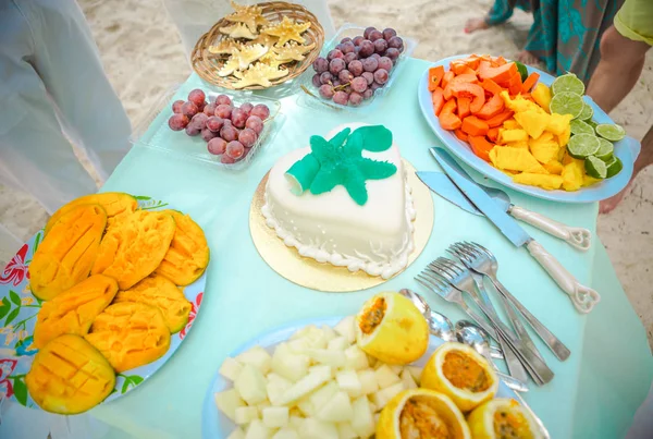 Fruit en aribbean stijl tabel voor huwelijksceremonie viering — Stockfoto